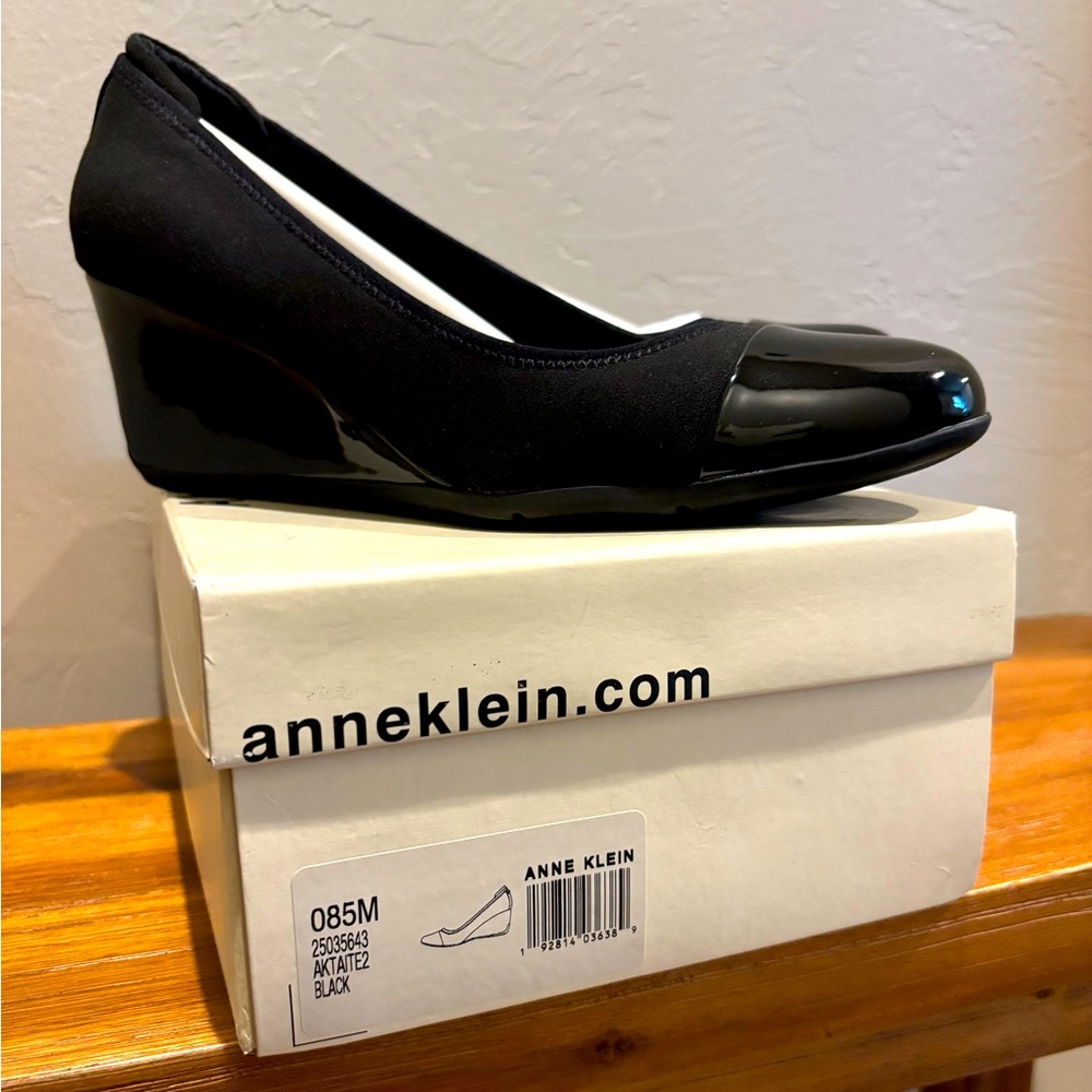 EUC SIZE 8.5 Anne Klein Black Patent Wedge Shoes